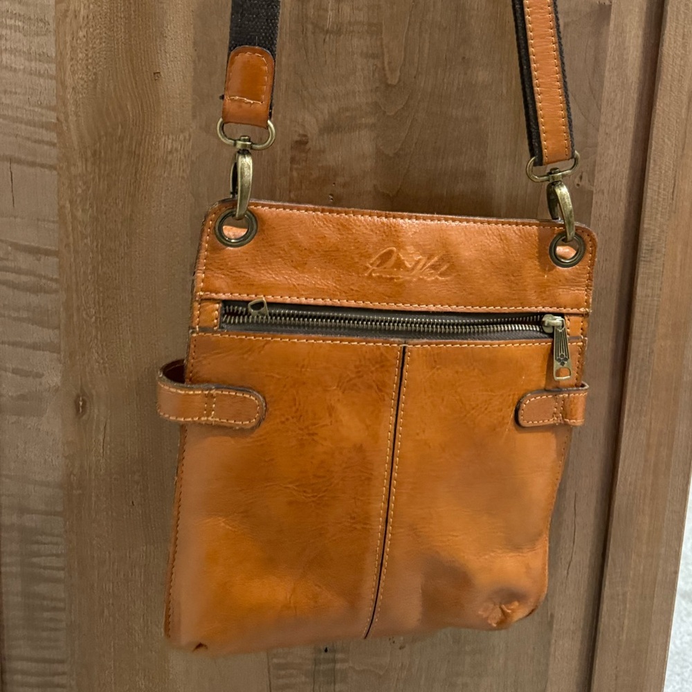 Patricia Nash Francesca full-grain, vegetable-tanned leather crossbody tooled - Picture 5 of 7